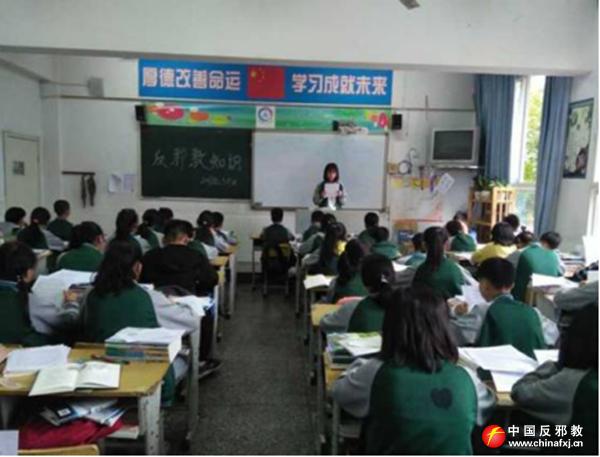 新疆库车地震，图书馆学生紧急避险撤离